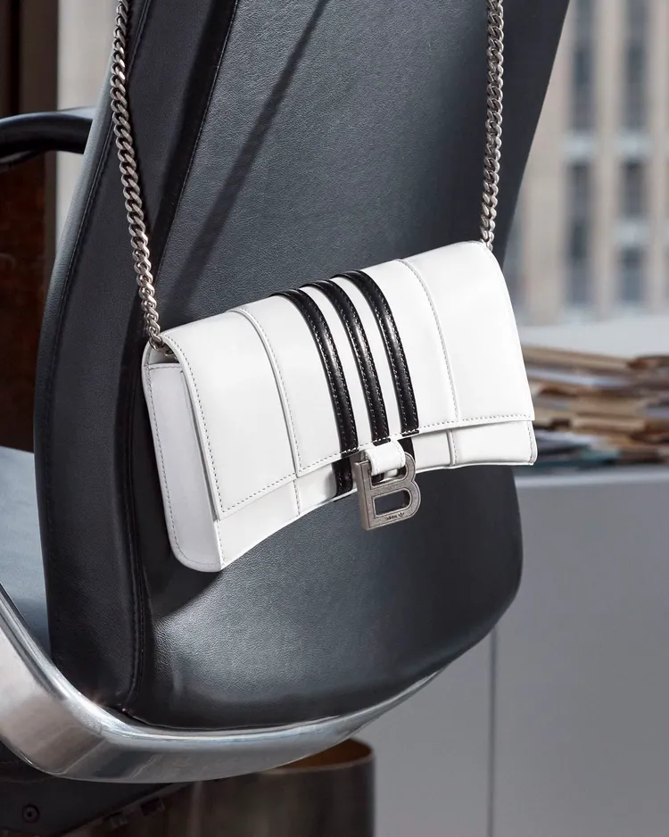 Hourglass鍊帶肩背包，6萬5350元。品牌提供