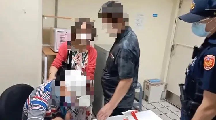 警方為老翁找到家人。翻攝畫面