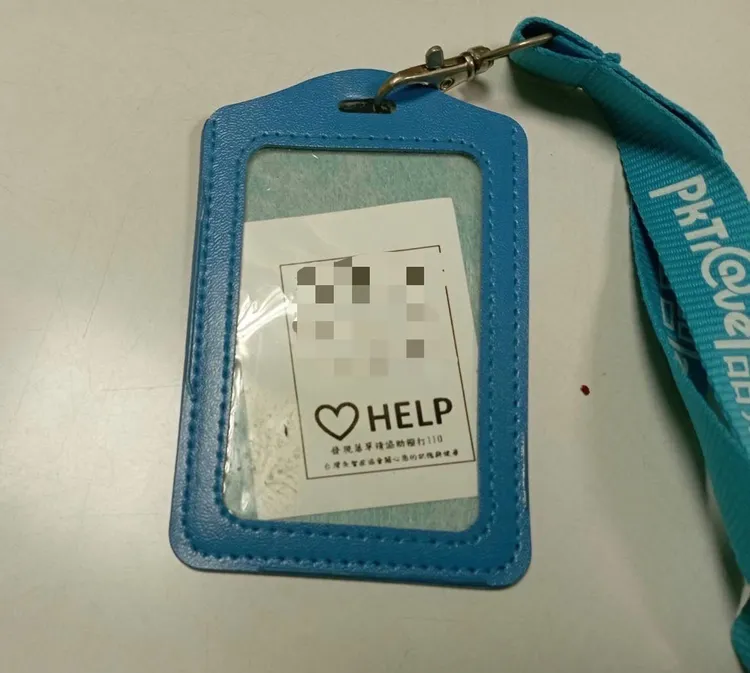 老翁身上有「Help」字卡。翻攝畫面