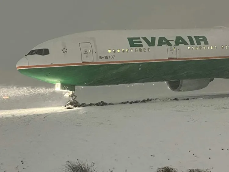 長榮班機今飛抵溫哥華於大雪中滑出跑道。讀者提供