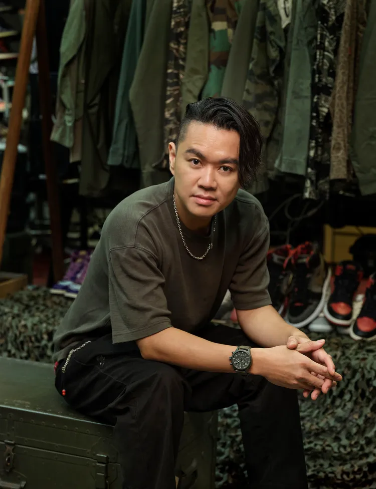 Mark Ong自幼便接觸滑板運動及潮流文化，並創立了訂製球鞋品牌SBTG。品牌提供