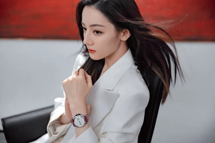 迪麗熱巴是沛納海旗下首位女性代言人，也不時在美照中秀出旗下腕錶。翻攝迪麗熱巴工作室微博