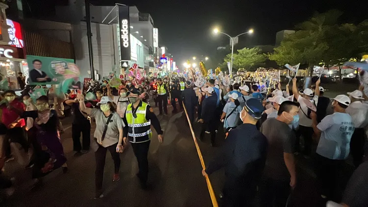 警方在路中央拉出封鎖線，隔開雙方人馬，避免發生衝突。魏嘉良攝