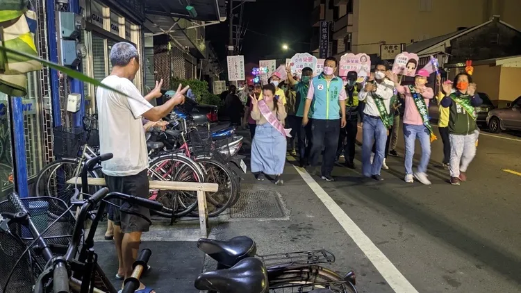 劉建國陣營同樣選擇斗六市區徒步掃街造勢，把握最後一夜盡可能爭取更多選民支持。劉建國提供