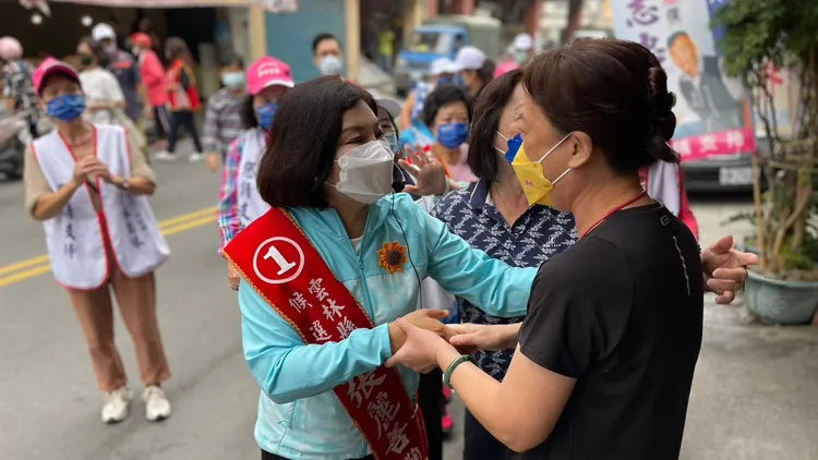 選前之夜，張麗善找來藝人白雲助陣，在斗六市區掃街拜票爭取鄉親支持。張麗善提供