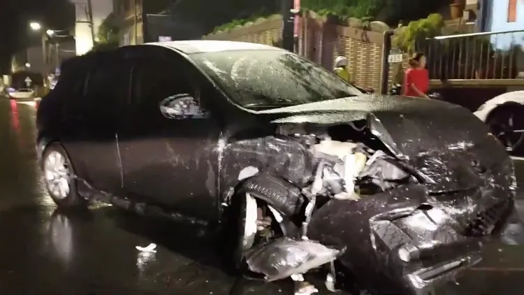 黃男向友人商借的轎車被撞得面目全非。何姓車主提供