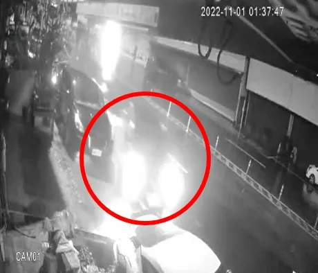 黃男酒後無照駕駛，連續擦撞路多輛旁汽、機車。何姓車主提供