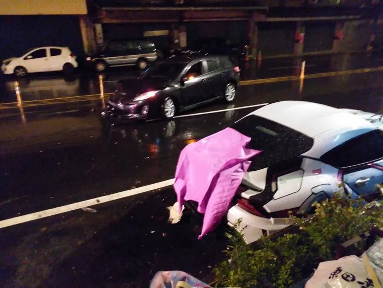 附近住戶被巨大撞擊聲嚇醒，趕緊外出查看。何姓車主提供