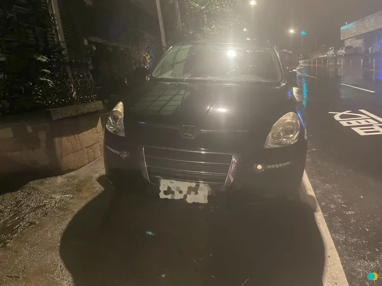 黃男無照酒駕失控波及路旁汽車。翻攝畫面