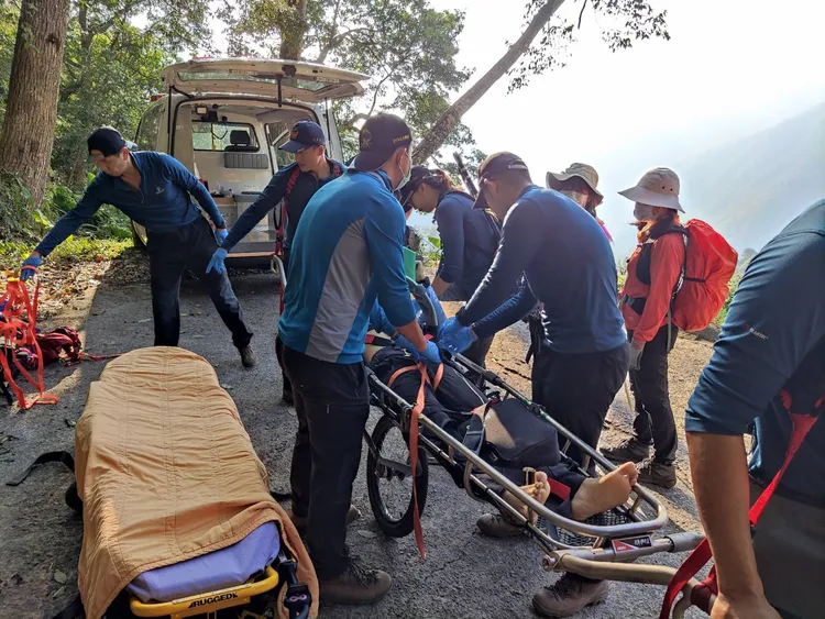 搜救人員邊急救邊送下山。民眾提供