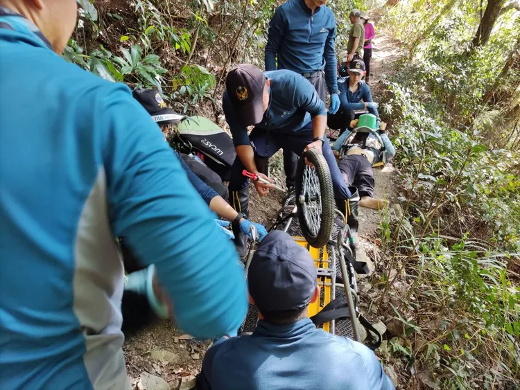 來自新竹的何姓山友攀登馬崙山突然倒地無呼吸心跳，經搜救人員搬運下山送醫仍不治。民眾提供