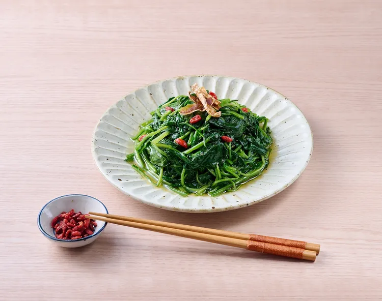 選用當季菠菜，以新鮮麻油炒香。業者提供