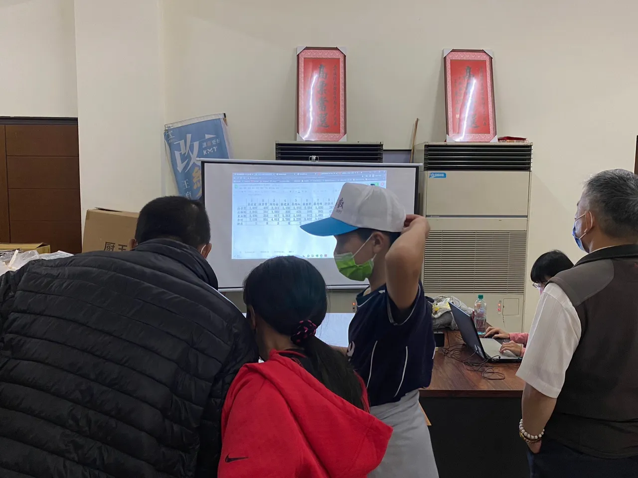 今天下午4點投票截止後,支持民眾陸續湧入國民黨嘉義縣長候選人王育敏朴子競選總部。王育敏團隊提供