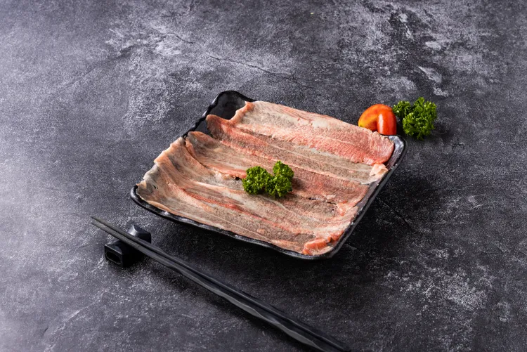 舌下肉是將帶有成束聚集的脂肪與瘦肉，改以長條型切片，能提升口感層次。業者提供