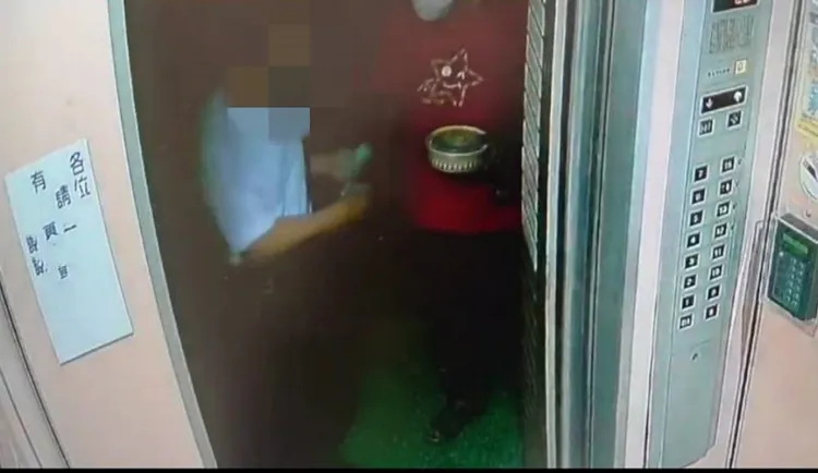 社區大樓監視器拍下許男在電梯口交付賄款。檢方提供