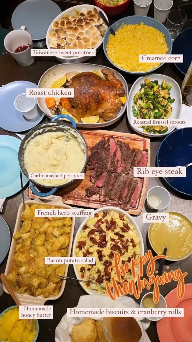 莫允雯烹飪出一桌好菜。翻攝bychloesee IG