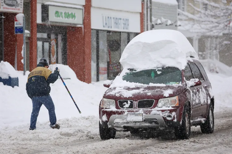 車頂上滿滿的雪。路透社