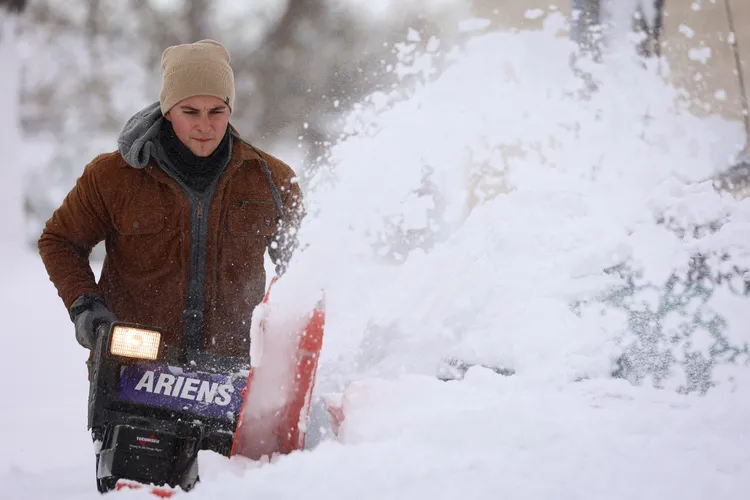 民眾拿出吹雪機拯救愛車。路透社
