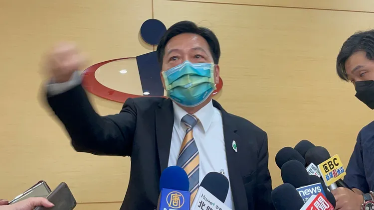 鄭寶清表示，事實勝於雄辯，自己當初就不斷推動鐵路地下化。陸運陞攝