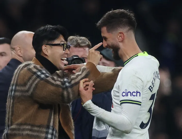 熱刺隊贏球，孫興慜與隊友木坦庫爾相視大笑。路透社