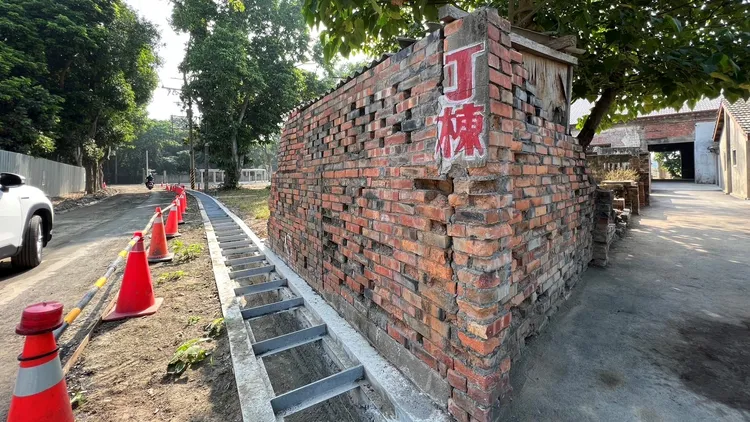 虎尾建國眷村丁棟老屋修復中，今開箱儀式邀請蔣萬安重返外婆舊居參訪。魏嘉良攝