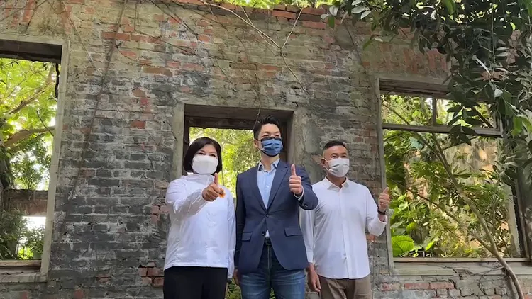 雲林縣張麗善(左)、虎尾鎮長丁學忠(右)邀請蔣萬安出席眷村丁棟老屋修復開箱儀式。魏嘉良攝