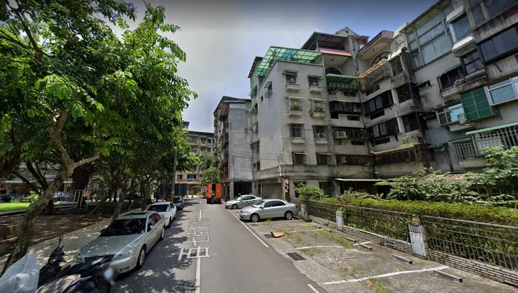 套房位於基隆市七堵區的百七街巷弄，地點面對公園而且鄰近監理站，建築是一棟4層樓的公寓。翻攝Google map