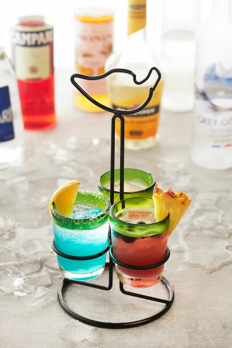 「瑪格麗特三重奏」為經典混搭款，一次品嚐Chili’s藍莓鳳梨瑪格麗特、熱帶豔陽、藍色太平洋三款特色瑪格麗特，超適合跟朋友一起分享。業者提供