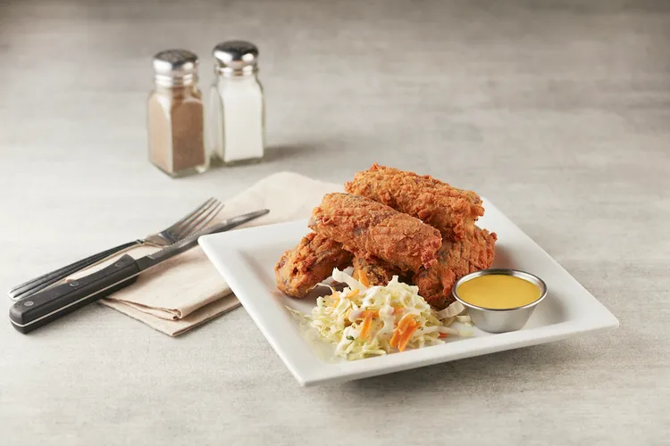 「酥炸豬肋排」源自於豬肋排裹上Chili’s獨家配方麵糊及酥炸粉酥炸至金黃酥脆，搭配涼拌捲心菜沙拉及卡羅萊納芥末醬。業者提供