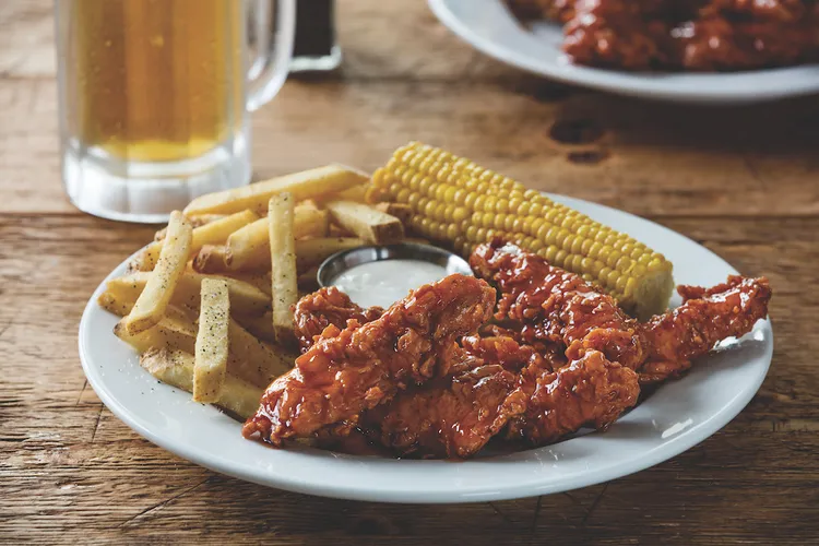 「蜂蜜燻辣雞柳條」選用鮮嫩台灣雞柳裹上Chili’s獨家特製酥炸粉酥炸，外皮口感酥脆雞肉內裡肉質軟嫩多汁，裹上台灣人最愛蜂蜜燻辣醬。業者提供