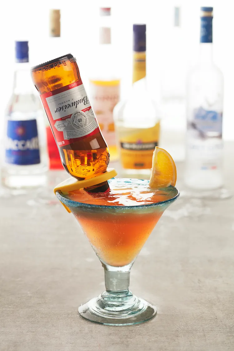 「啤酒瑪格麗特」標榜經典自由配，任選熱帶豔陽、藍色太平洋、藍莓鳳梨瑪格麗特其一搭配可樂那、百威、嘉士伯啤酒任一款組合成獨門自製調酒，高顏值吸睛外觀秒殺手機記憶體。業者提供