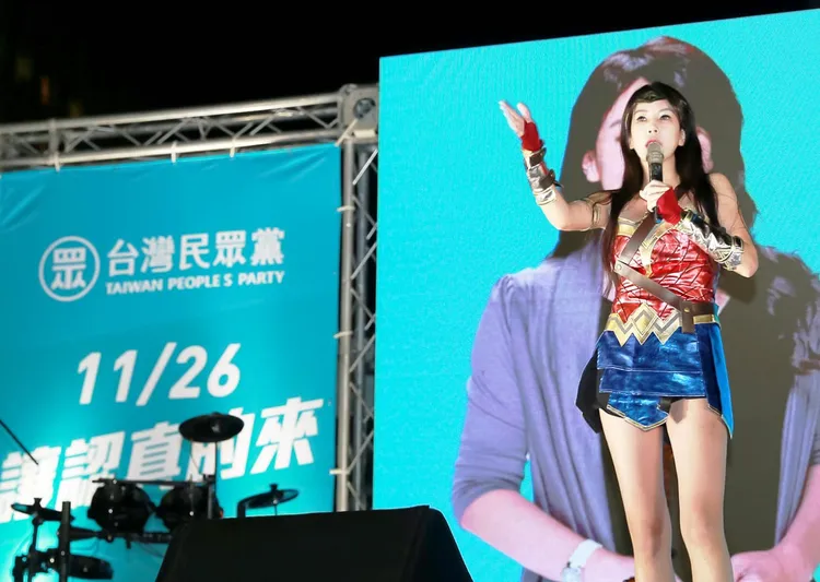 曾妍潔化身神力女超人。翻攝自臉書/曾妍潔(大妍博士)