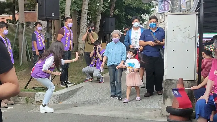 陳紫渝與里民親切致意。黃子騰攝