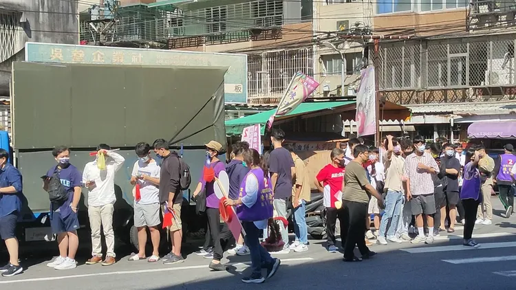 競選總部前排滿準備與陳紫渝合影的民眾。黃子騰攝
