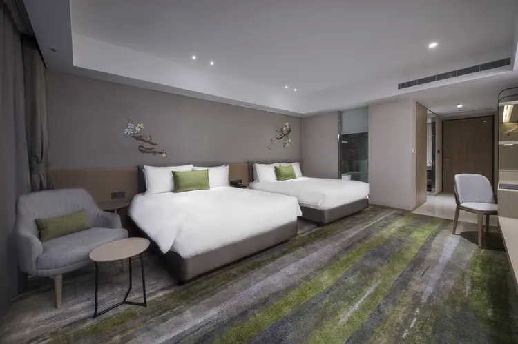 為滿足企業尾牙春酒抽獎活動需求，訂席滿15萬元加碼再送高級客房住宿券1張。將捷金鬱金香提供