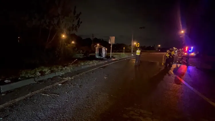 土城交流道北上入口休旅車翻覆起火。翻攝畫面
