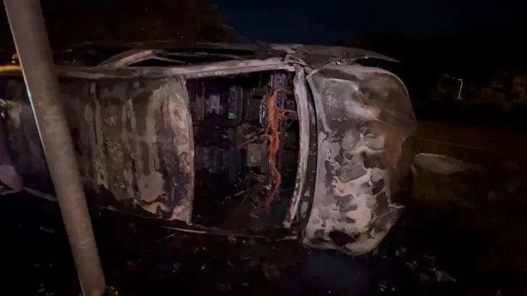 整輛休旅車燒毀。翻攝畫面