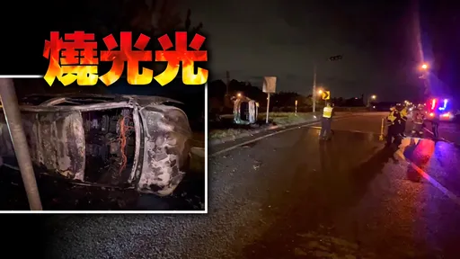 国三土城交流道休旅车撞护栏翻覆 瞬间起火燃烧!驾驶惊险逃生