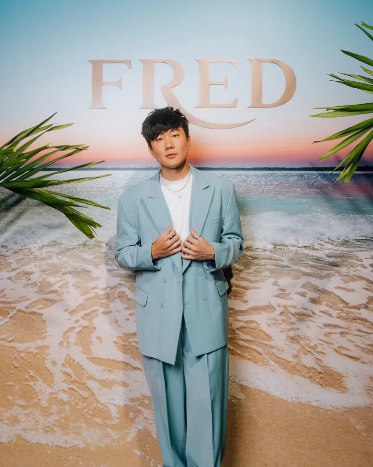 林俊傑被粉絲盛讚逆齡，還稱讚他的手很美，很適合配搭珠寶。品牌提供