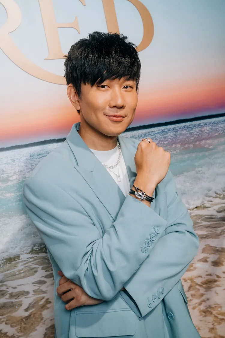 林俊傑混搭FRED Force 10項鍊、戒指與手環。品牌提供