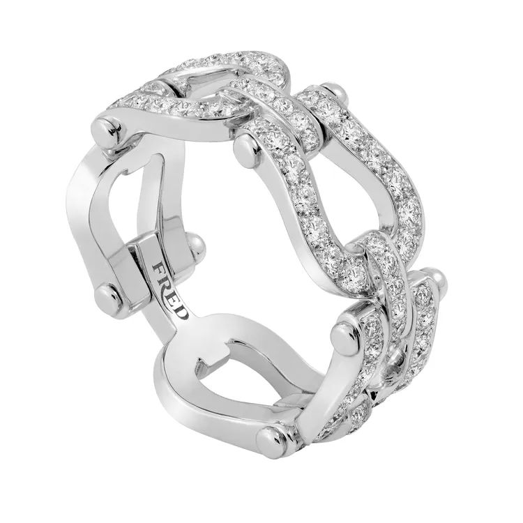 Force 10 Multibuckle 18K白金鑲鑽戒指，27萬6200元。品牌提供