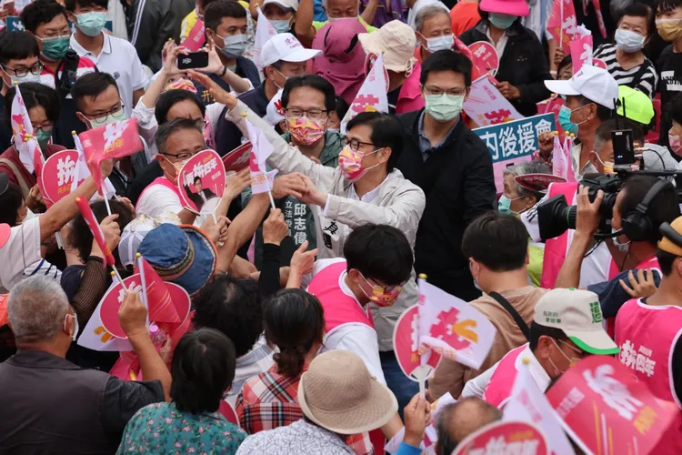 爭取連任的陳其邁，利用公務之餘，投入選戰。取自陳其邁臉書