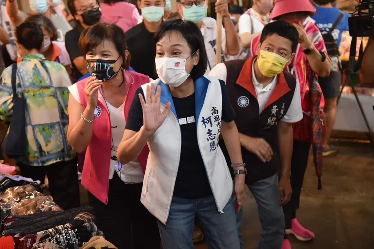 柯志恩自6月底以來勤跑基層38區，廟口開講以及大型造勢活動。柯辦提供