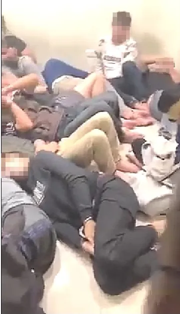 房內的民眾，或坐或臥的在狹小的房內。翻攝爆料公社