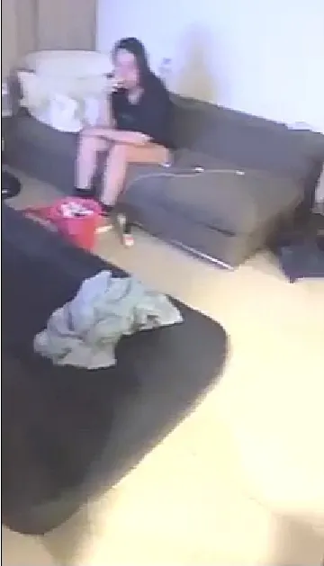 一名女子坐在房外沙發，獨自抽著菸。翻攝爆料公社