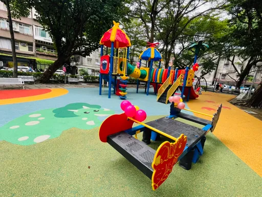 三重六張公園新增共融遊具 讓孩童遊玩放電