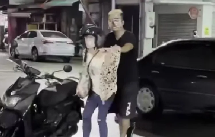 臉上畫了一半萬聖節妝的洗髮店員工，趕來手機店抓住要拿贓款買iPhone 14的黃姓女慣竊。讀者提供