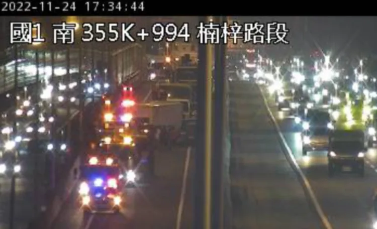 國道1號南下356.2公里楠梓交流道，今天下午5時許傳出有4輛車輛發生擦撞。翻攝自高速公路1968