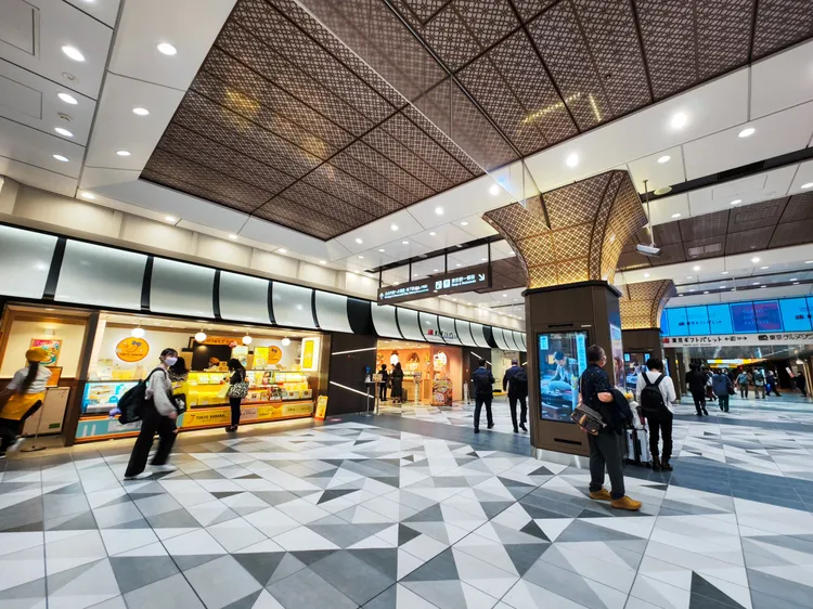 緊鄰東京車站八重洲口的著名商店街「東京車站一番街」。田欣雲攝