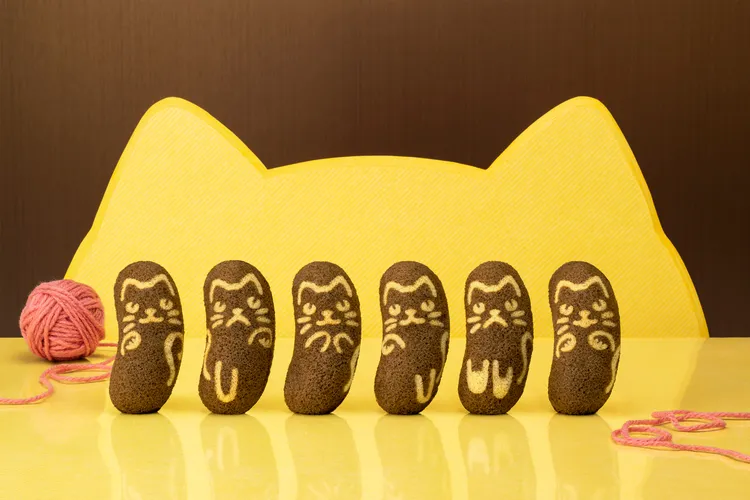季節限定新商品「東京芭娜娜黑醜貓」，外表是印有黑貓模樣、帶有可可香氣的海綿蛋糕，裡頭包裹著濃郁巧克力香蕉口味的卡士達醬。東京芭娜娜提供
